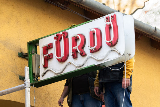 CSŐ! - The neon sign "FÜRDŐ" got a refresh